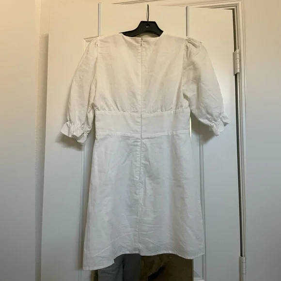 Chic White Mini Dress with Puff Sleeves - Picture 6 of 6